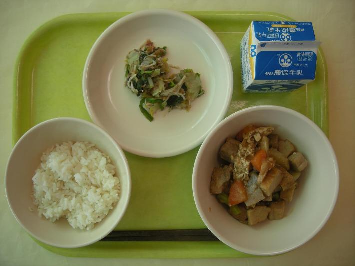 麦ごはん、とんこつのみそ煮、白菜のおかか和え、牛乳の写真