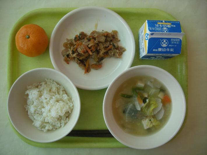麦ごはん、冬野菜のみそ汁、豚丼の具、みかん（幼稚園は二分の1個）、牛乳の写真