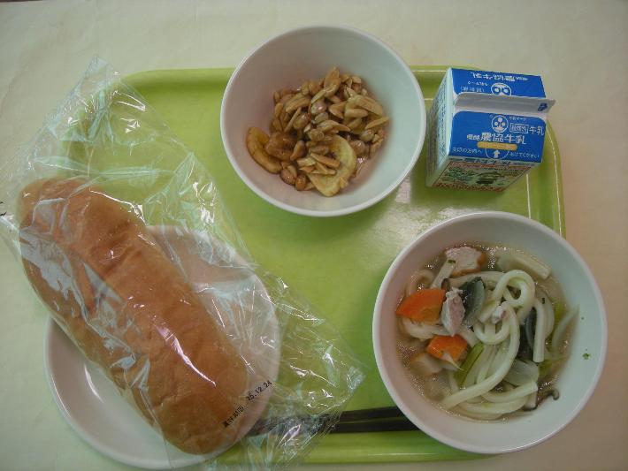 鹿児島県産小麦のコッペパン（幼稚園はコッペパン）、あおさうどん、ケンムンのおやつ、牛乳の写真