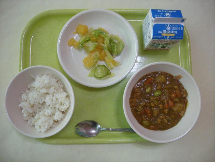 麦ごはん、ドライカレー、甘夏みかんサラダ、牛乳の写真