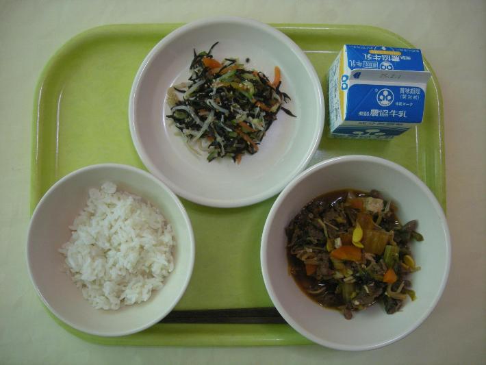 麦ごはん、すき焼き風煮、ひじきの酢の物、牛乳の写真