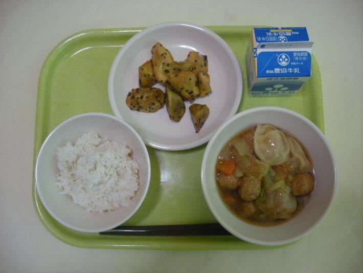 少なめ麦ごはん、つくねとぎょうざの中華煮、大学芋、牛乳の写真