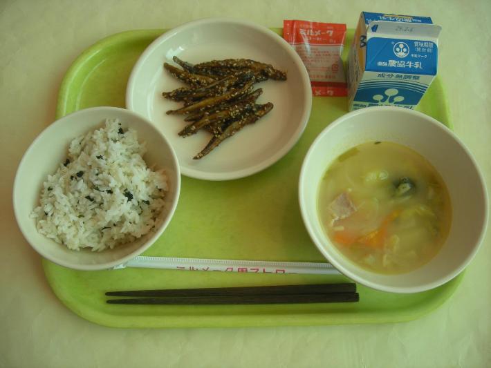 わかめごはん、ABCスープ、きびなごの甘辛煮、牛乳、ミルメークの写真