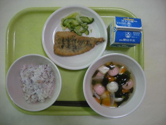 鬼退治ごはん、はんぺんのすまし汁、いわしの大葉フライ、添え野菜、牛乳の写真