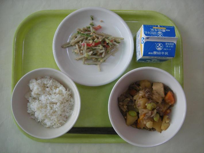 麦ごはん、肉じゃが（中学校3年生リクエストメニュー）、ごぼうとナッツのサラダ（中学校3年生リクエストメニュー）、牛乳の写真