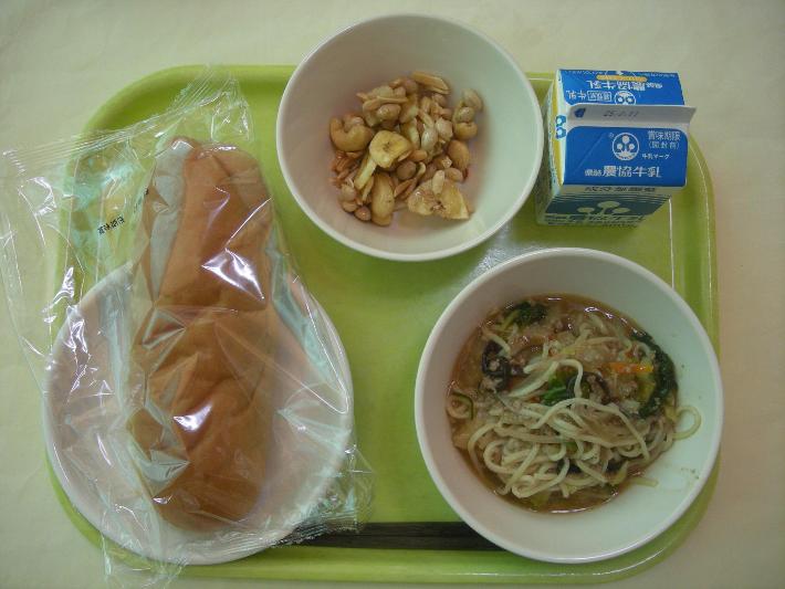黒糖パン、担々麺（中学校3年生リクエストメニュー）、バナナッツ（中学校3年生リクエストメニュー）、牛乳の写真