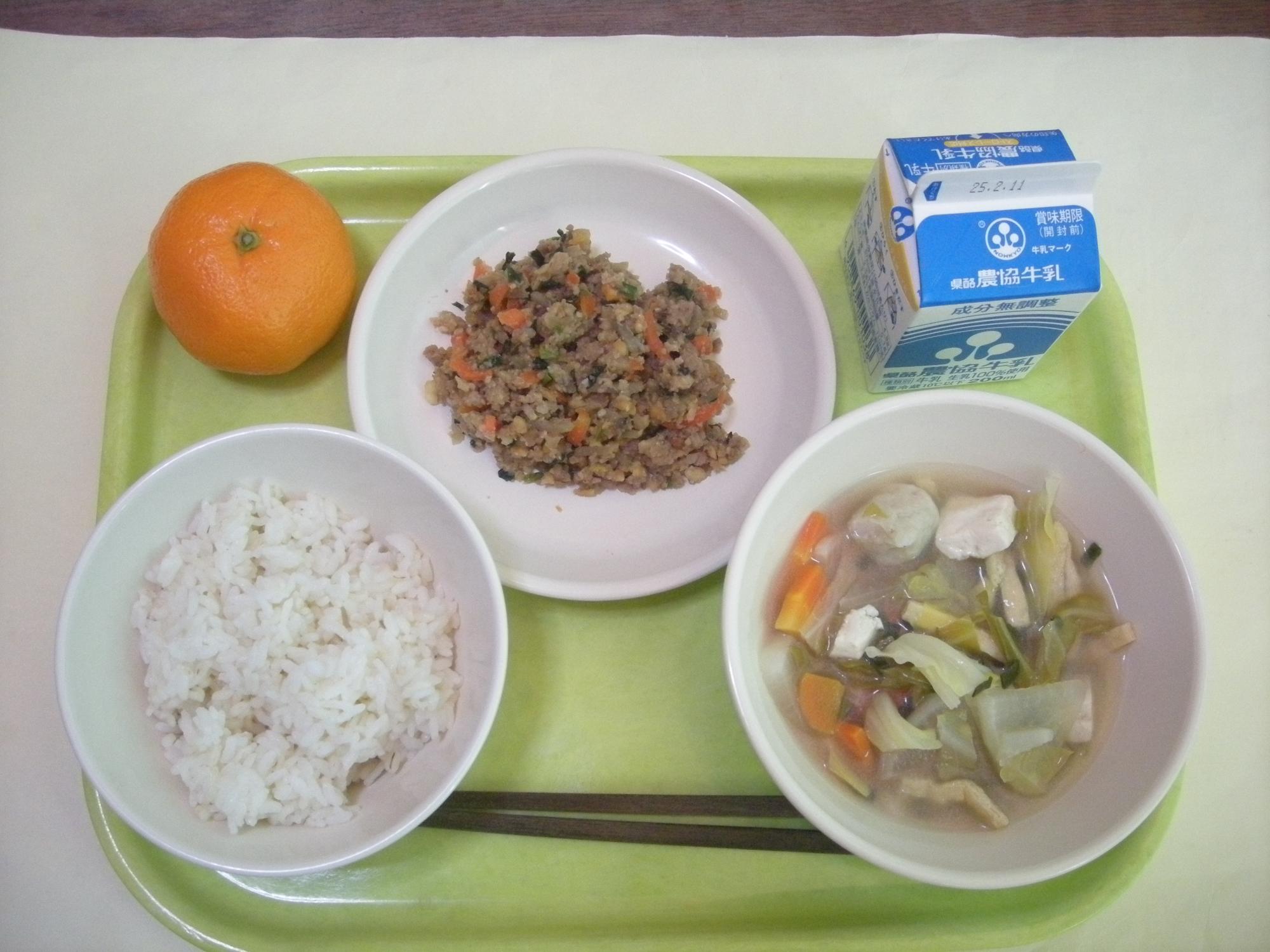 麦ごはん、ごぼう団子汁、豚みそ、みかん、牛乳の写真