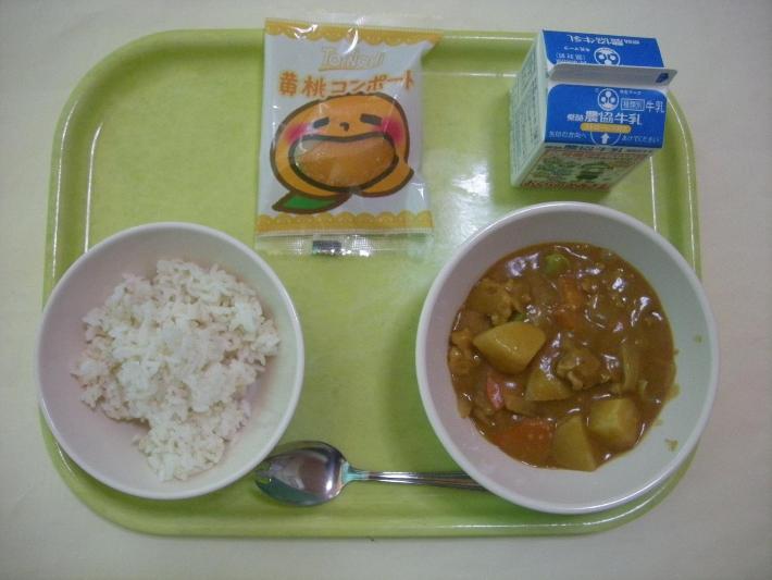 麦ごはん、チキンカレー、カットフルーツ黄桃、牛乳の写真