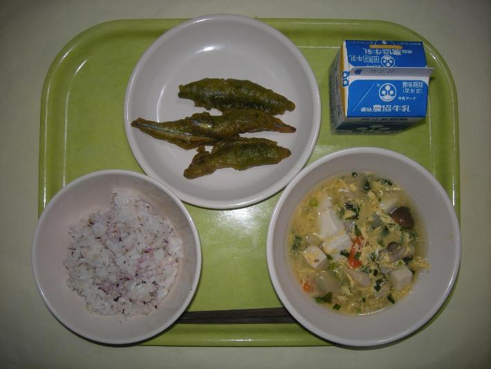 しそごはん、かきたま汁、きびなごの茶衣揚げ（中学校3年生リクエストメニュー）、牛乳の写真