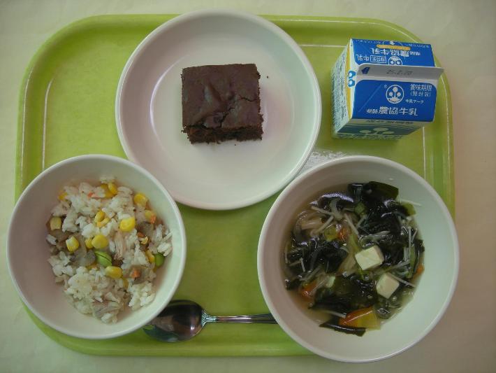 コーンピラフ（中学校3年生リクエストメニュー）、わかめスープ（中学校3年生リクエストメニュー）、手作りチョコバナナケーキ（中学校3年生リクエストメニュー）、牛乳の写真