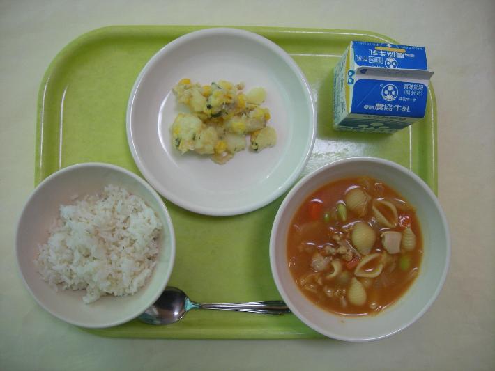 麦ごはん、ミネストローネ（中学校3年生リクエストメニュー）、チーズポテト（中学校3年生リクエストメニュー）、牛乳の写真