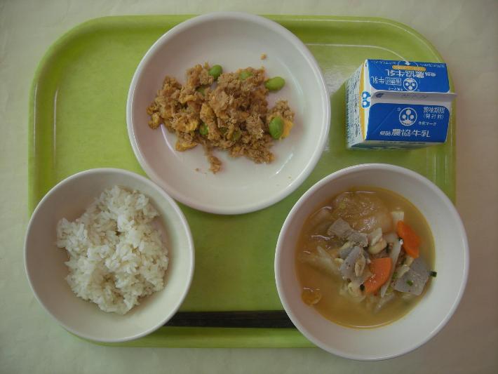 麦ごはん、ごまキムチ汁、ツナそぼろ丼（中学校3年生リクエストメニュー）、牛乳の写真