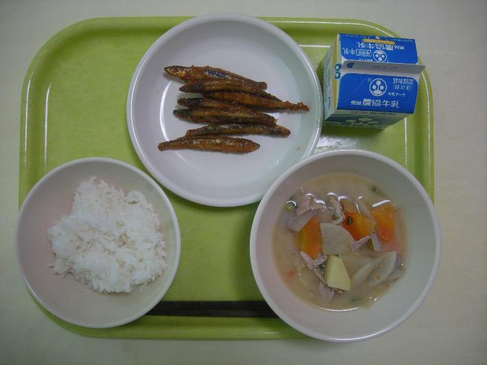 白ごはん、豚汁（中学校3年生リクエストメニュー）、きびなごのヤムニョム風、牛乳の写真