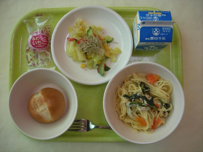 ロールパン（中学校3年生リクエストメニュー）、きのこクリームパスタ、カリカリじゃこサラダ（中学校3年生リクエストメニュー）、ふわっといちご、牛乳の写真