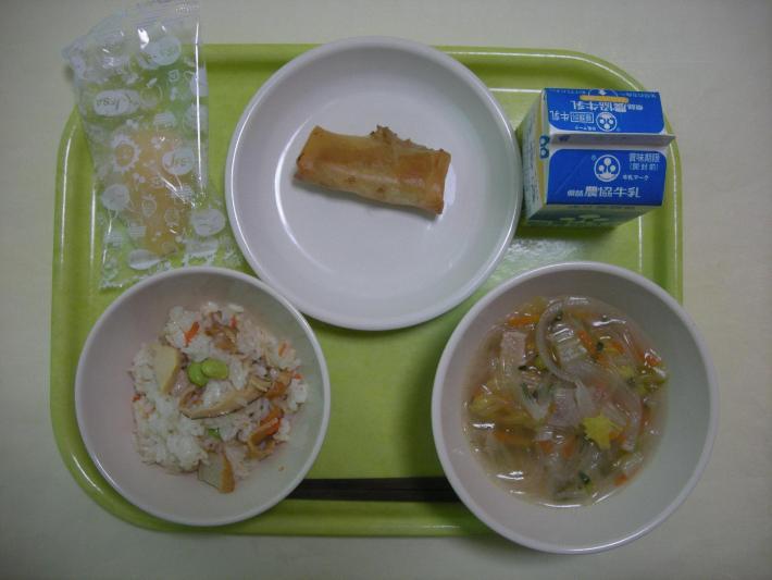 中華炊き込みご飯、春雨スープ（中学校3年生リクエストメニュー）、春巻き（中学校3年生リクエストメニュー）、カットフルーツ洋梨、牛乳の写真