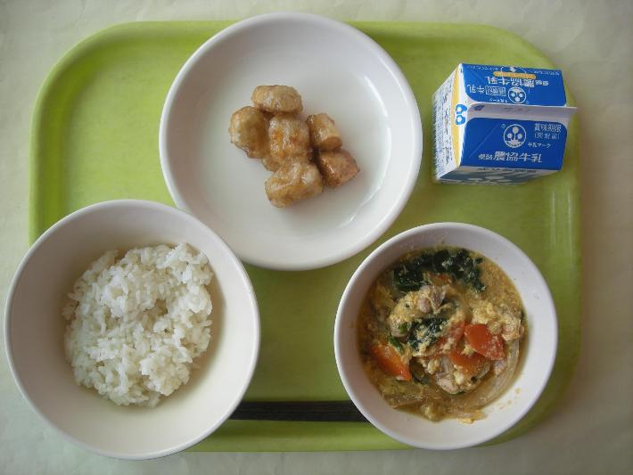 麦ごはん、なかよしどんぶりの具、みたらし里芋（中学校3年生リクエストメニュー）、牛乳の写真