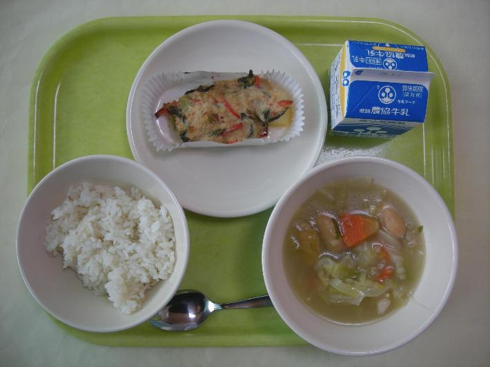 麦ごはん、ポトフ（中学校3年生リクエストメニュー）、 ツナとポテトのヨーグルトグラタン（中学校3年生リクエストメニュー）、牛乳の写真