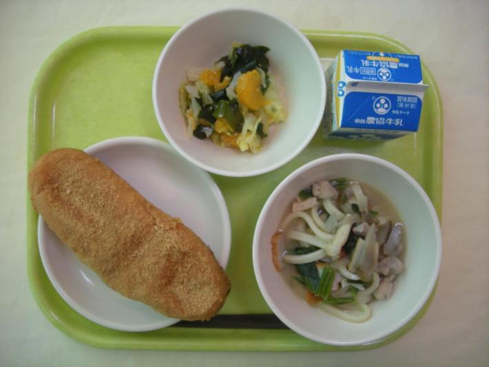 きな粉揚げパン（中学校3年生リクエストメニュー）、きつねうどん、みかんサラダ（中学校3年生リクエストメニュー）、牛乳の写真