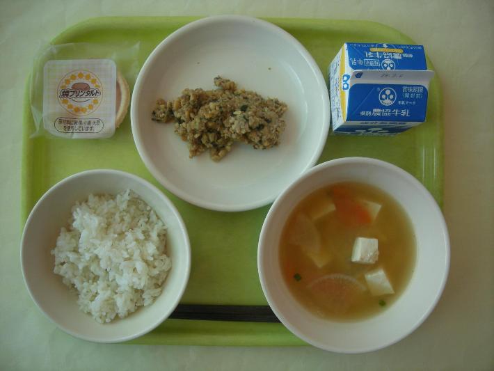 麦ごはん、ピリ辛みそ汁、スタミナ納豆（中学校3年生リクエストメニュー）、焼きプリンタルト（中学校3年生リクエストメニュー）、牛乳の写真