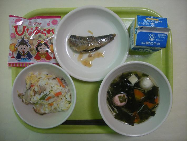 ちらしずし、はんぺんのすまし汁、いわしの梅みそ煮、ひなあられ、牛乳の写真
