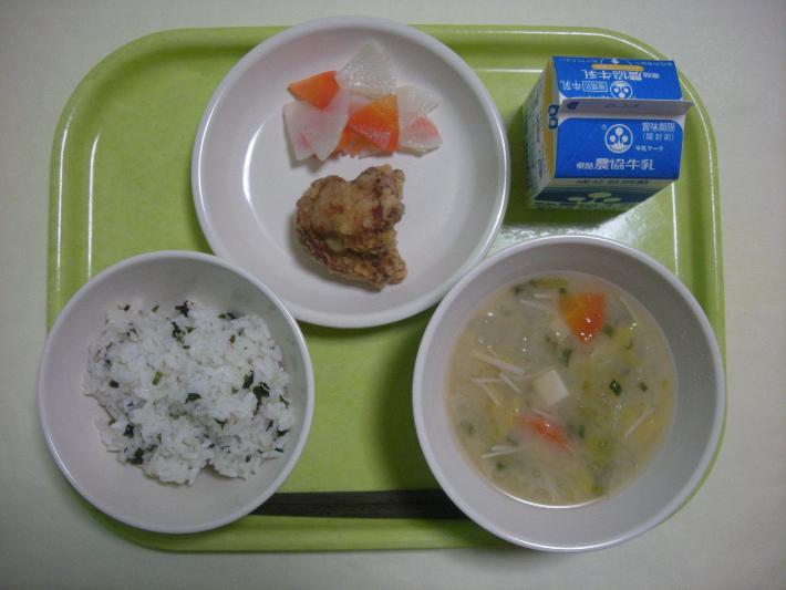 わかめごはん（里中3年リクエストメニュー）、白菜のみそ汁、鶏のからあげ、添え野菜、牛乳の写真