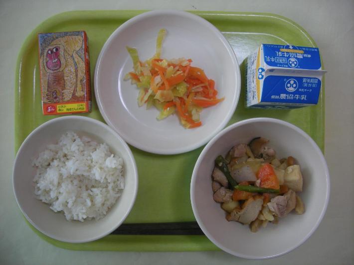 麦ごはん、割り干し大根の煮物、ごま酢和え、みかん果汁、牛乳の写真