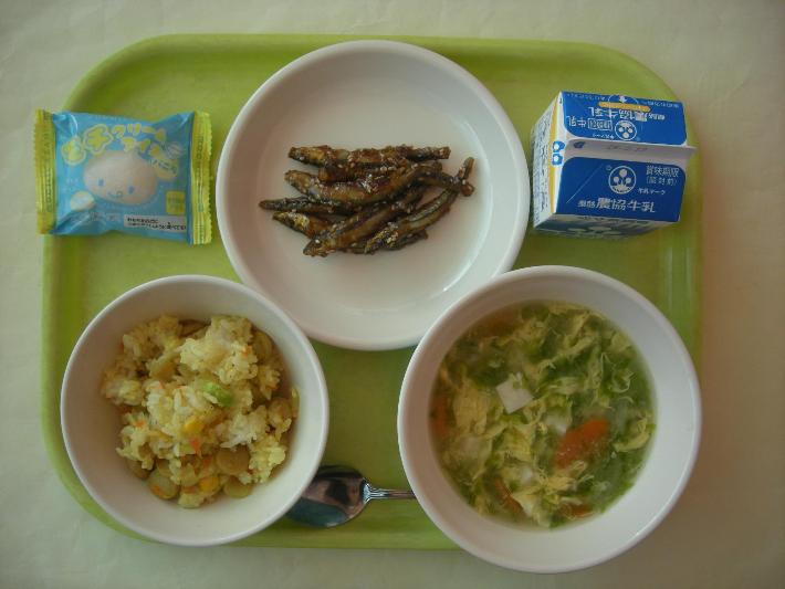 カレーピラフ、あおさスープ、きびなごの甘辛炒め、もちクリームアイス、牛乳の写真