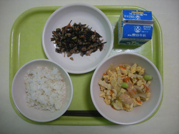 麦ごはん、高野豆腐の卵とじ、ひじきとくるみの炒め物、牛乳の写真