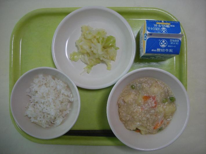 麦ごはん、じゃがいものそぼろ煮、キャベツの三杯酢、牛乳の写真