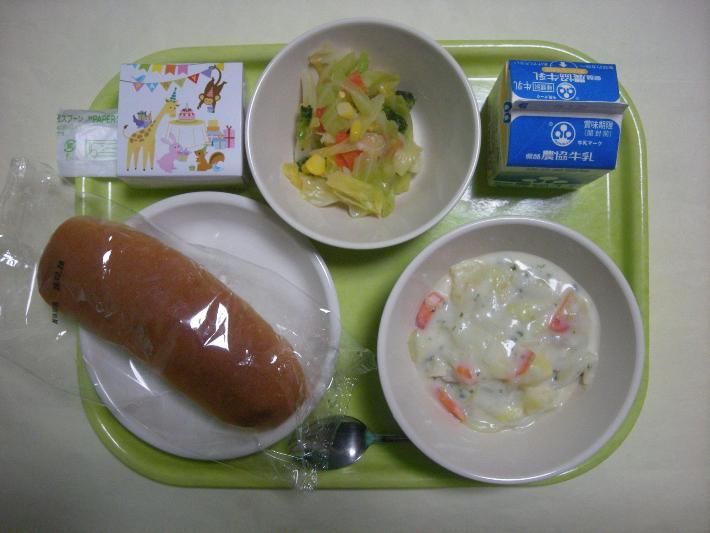 コッペパン、ミートボールとキャベツのシチュー、アップルドレッシングサラダ、お祝いケーキ（幼稚園、小学校）、ヨーグルト（中学校）、牛乳の写真