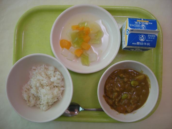 麦ごはん、ビーフカレー、フルーツポンチ、牛乳の写真