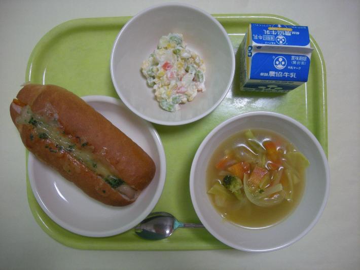 ピザコッペパン、野菜のカレースープ、ポテトサラダ、牛乳の写真
