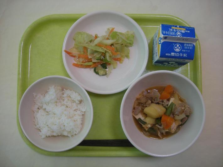 白ごはん、肉じゃが、キャベツのごま和え、牛乳の写真