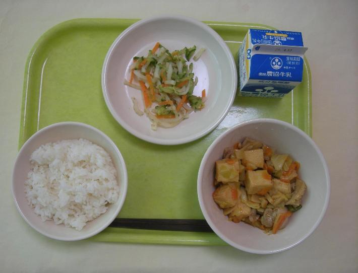 白ごはん、回鍋肉、切り干し大根の中華和え、牛乳の写真