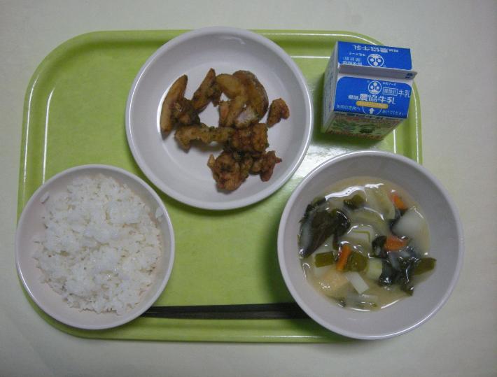 白ごはん、春野菜のみそ汁、鶏肉とポテトの磯風味揚げ、牛乳の写真