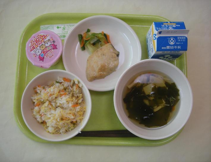 さつますもじ、若竹汁、さわらの西京焼き、お祝いいちごゼリー、牛乳の写真