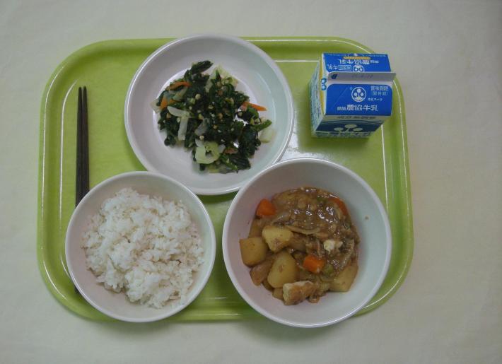 麦ごはん、新じゃがいものそぼろ煮、ほうれん草のピーナッツ和え、牛乳の写真