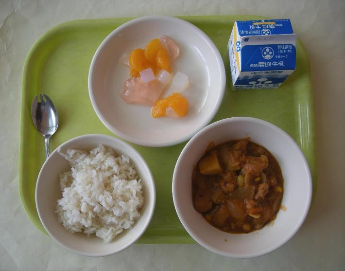 麦ごはん、ミートボールと豆のケチャップ煮、いちごゼリー入りフルーツポンチ、牛乳の写真