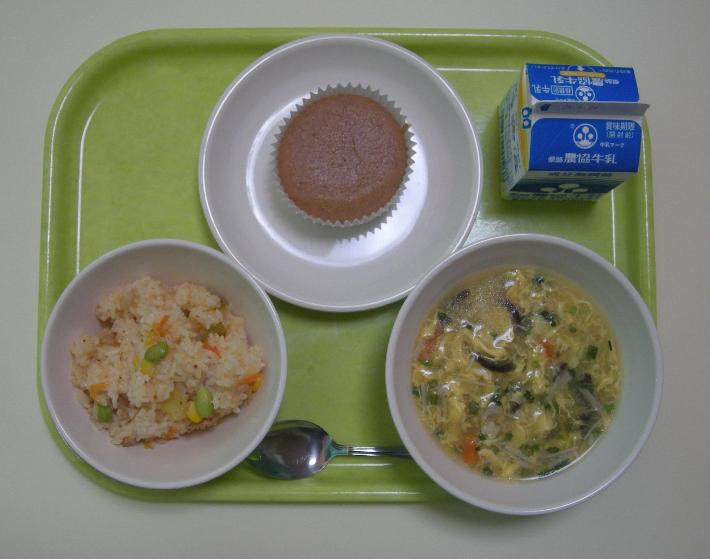 キムチチャーハン、中華コーンスープ、いちごのケーキ、牛乳の写真