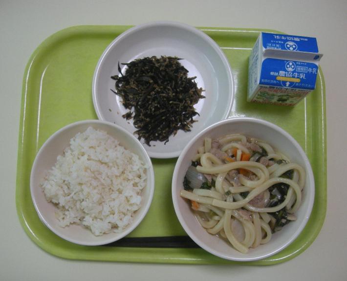 少なめ麦ごはん、肉うどん、ひじきときくらげの佃煮、牛乳の写真