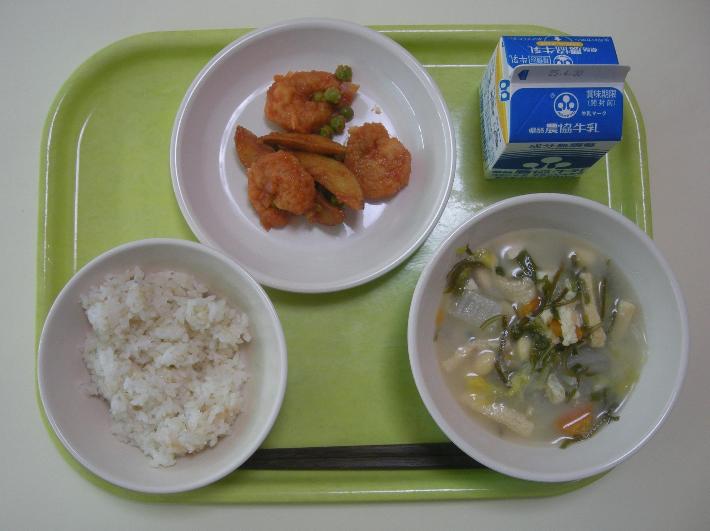 麦ごはん、まめまめみそ汁、えびとポテトのチリソース、牛乳の写真