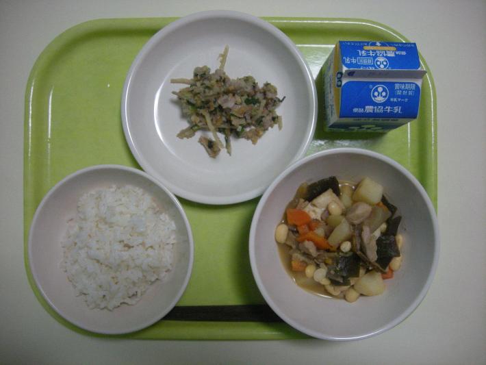 麦ごはん、大豆の五目煮、豚みそ、牛乳の写真
