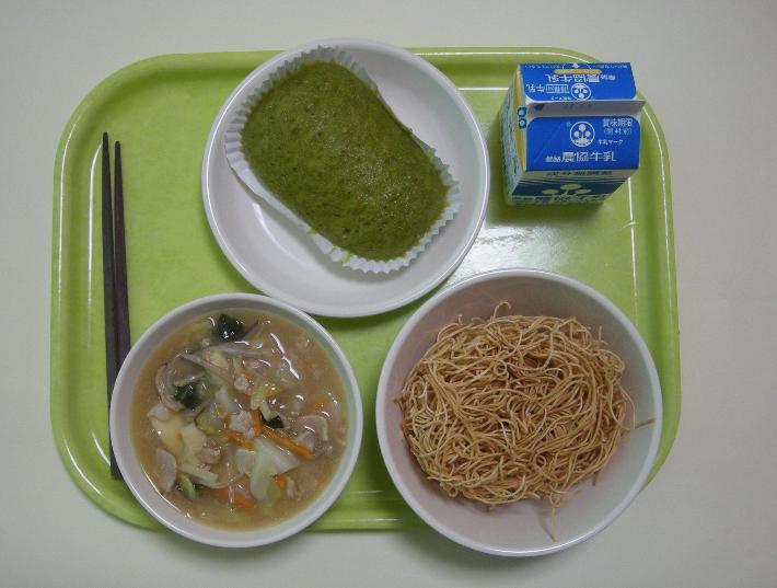 揚げめん、野菜あんかけ、お茶ケーキ、牛乳の写真