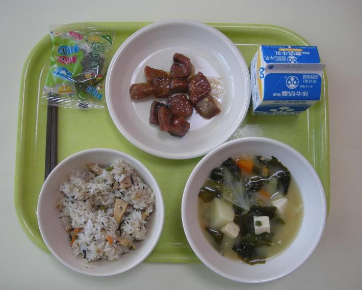 たけのこごはん、新玉ねぎのみそ汁、かつおのレモンソース、かしわ餅（小・中学校）、こどもの日ゼリー（幼稚園）、牛乳の写真