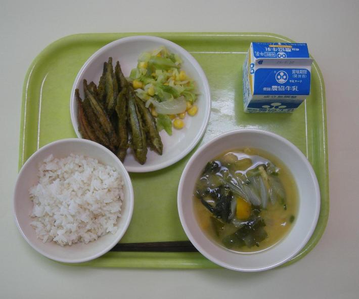麦ごはん、実だくさんみそ汁、きびなごの茶衣揚げ、添え野菜、牛乳の写真
