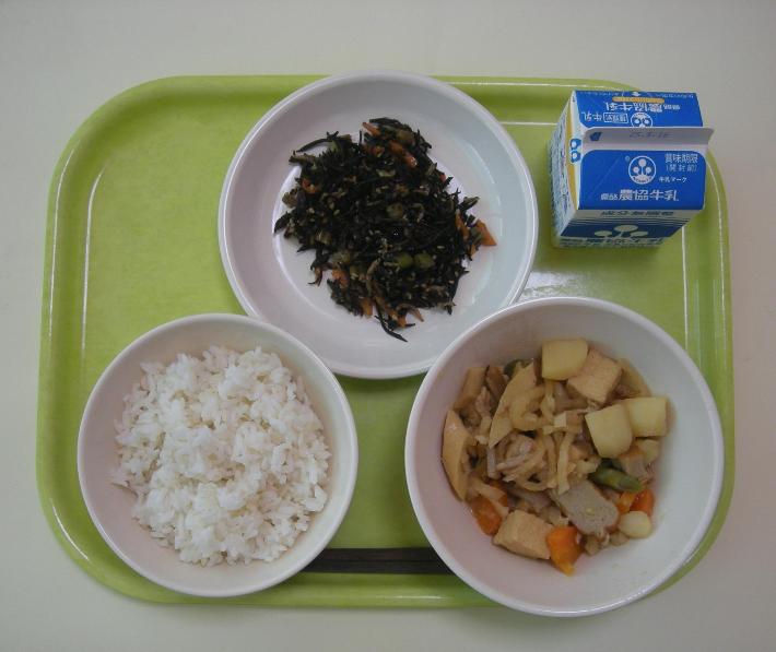 麦ごはん、こさん竹と鶏肉のうま煮、ひじきの佃煮、牛乳の写真