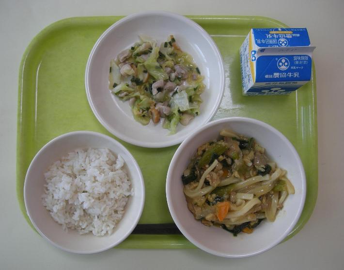 少なめ麦ごはん、カレーうどん、キャベツとさつま揚げの炒め、牛乳の写真