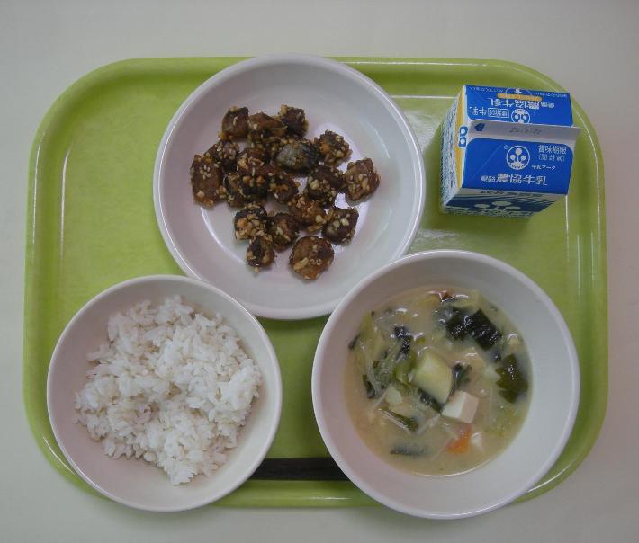 麦ごはん、豆乳のみそ汁、かつおの腹側のかば焼き風、牛乳の写真