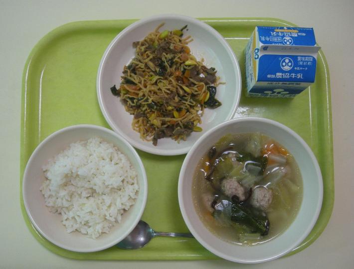 麦ごはん、肉だんごとキャベツのスープ、ビビンバの具、牛乳の写真