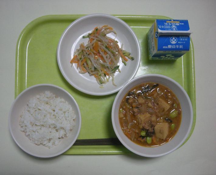 麦ごはん、ジャージャン豆腐、もやしのナムル、牛乳の写真